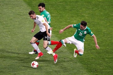 Leon Goretzka entre Héctor Herrera y Oswaldo Alanís.