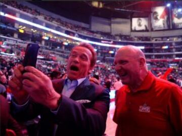 Arnold Schwarzenegger se hace un selfie con Steve Ballmer, dueño de los Clippers, durante el partido de su equipo ante los Suns en el Staples.
