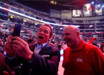 Arnold Schwarzenegger se hace un selfie con Steve Ballmer, dueño de los Clippers, durante el partido de su equipo ante los Suns en el Staples.
