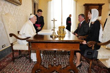 El Rey Abdullah II de Jordania y la Reina Rania se reunieron con el Papa Francisco en la biblioteca privada del Papa el 29 de agosto de 2013 en la Ciudad del Vaticano. El Papa habl車 con ellos sobre la acogida que Jordania brind車 a quienes huyeron de la guerra civil en la vecina Siria.