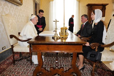 El Rey Abdullah II de Jordania y la Reina Rania se reunieron con el Papa Francisco en la biblioteca privada del Papa el 29 de agosto de 2013 en la Ciudad del Vaticano. El Papa habló con ellos sobre la acogida que Jordania brindó a quienes huyeron de la guerra civil en la vecina Siria.