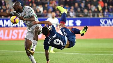 El delantero colombiano del Huesca, Cucho Hernández, remata ante el defensa francés del Getafe, Dimitri Foulquier, durante el partido correspondiente a la undécima jornada de LaLiga Santander.