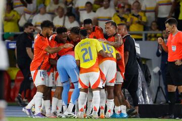 La Selección Colombia goleó 3-0 a Bolivia en el estadio Metropolitano y selló su paso a la Copa del Mundo 2026. Anotaron James, Jhon Córdoba y Juanfer Quintero.