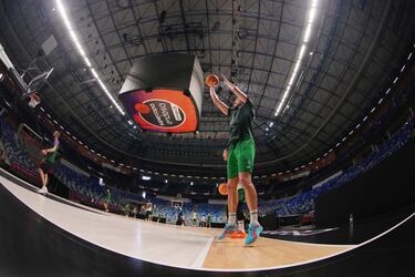 Navarro: “El Valencia viene como un cohete; estamos lejos de ellos”