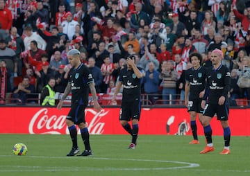 Los jugadores del Atl¨¦tico se lamentan tras recibir el gol que les deja sin la ventaja en el marcador.