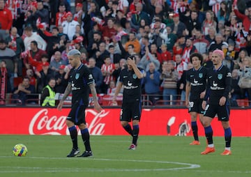 Los jugadores del Atlético se lamentan tras recibir el gol que les deja sin la ventaja en el marcador.