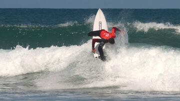 El vascofranc&eacute;s Andy Criere surfeando en Berria, para la primera parada de la SuperLiga Siroko 2018 de surf.