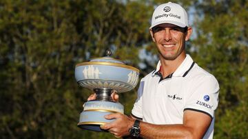 Billy Horschel posa con la Walter Hagen Cup tras ganar a Scottie Scheffler en la final del World Golf Championships-Dell Technologies Match Play en el Austin Country Club de Austin, Texas.