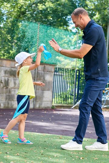 La leyenda del fútbol ucraniano y embajador de Laureus, Andriy Shevchenko, pidió más apoyo de salud mental para los jóvenes refugiados. 
Visitó una escuela de verano en Varsovia que está ayudando a los niños de Ucrania a recuperar el aprendizaje y el juego perdidos. 
Desde que la guerra se intensificó hace cinco meses, se han registrado al menos 5,8 millones de refugiados de Ucrania en toda Europa, la mitad de los cuales se estima que son niños y muchos no tienen acceso a la educación durante semanas.
Las escuelas de verano de Save the Children para niños de Ucrania en Polonia están proporcionando un refugio seguro donde los jóvenes refugiados pueden mejorar su educación, salud mental y bienestar psicosocial.