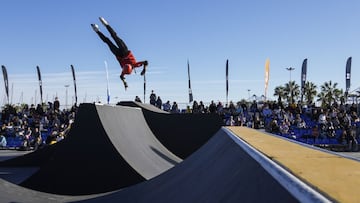 Carla Mart&iacute;n volando sobre el Park del Valencia European Skateboarding Open durante la final del Campeonato de Europa de Roller Freestyle, disputado en la Marina Sur de Valencia (Espa&ntilde;a), el domingo 7 de noviembre del 2021. 