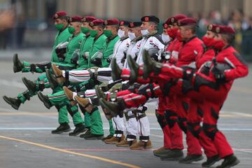 Desfile por la Independencia rinde homenaje a héroes de la salud