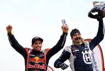 El motociclista argentino Kevin Benavides celebra su segundo título en el Dakar. El primero fue en 2021.
El piloto de 34 años se proclamó campeón tras superar al australiano Toby Price por 43 segundos en la general. Junto a Benavides está Skyler Howes, el motociclista estadounidense quedó tercero en la general tras Benavides y Price.