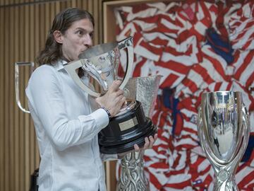 Filipe besando la Copa del Rey conseguida en 2013.