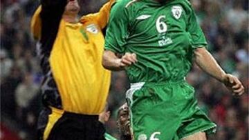 <b>LESIÓN. </b>Roy Keane se golpeó la rodilla durante el encuentro frente a Francia.