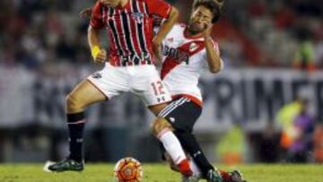 Jonathan Calleri lucha un bal&oacute;n con Leonardo Ponzio durante el encuentro de Copa Libertadores entre River Plate y Sao Paulo.