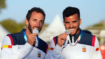 Los españoles Gerard Querol y Antomi Ramos posan con sus medallas de plata tras los Juegos Mediterráneos de Playa.