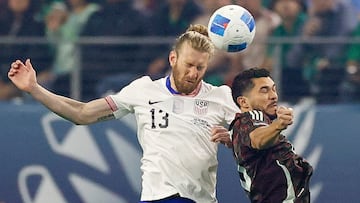 Arlington (United States), 25/03/2024.- United States defender Tim Ream (L) in action against Mexico forward Hirving Lozano during the CONCACAF Nations League final soccer match in Arlington, Texas, USA, 24 March 2024. (Estados Unidos) EFE/EPA/ADAM DAVIS