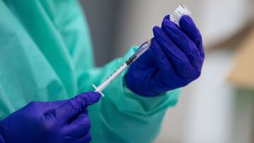 Vacunas listas para poner en la zona habilitada en el estadio Colombino de Huelva donde hoy han acudido una multitud de personas mayores de 90 años y profesionales del Servicio de Ayuda a Domicilio para ser vacunados del Covid-19, sin bajarse del coche. Huelva a 13 de febrero 2021
13 FEBRERO 2021
A.Pérez / Europa Press
13/02/2021