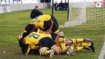 <B>UNA PIÑA</B>. Los jugadores del Atlético formaron una piña tras uno de los goles de Torres.