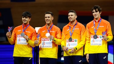 Markel Fernández, Manuel Guijarro, Óscar Husillos y Bernat Erta, en el podio con la plata.