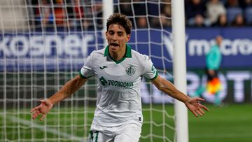 PAMPLONA, 16/03/2025.- El centrocampista del Getafe, Ramón Terrats, tras conseguir el primer gol del equipo getafense durante el encuentro correspondiente a la jornada 28 de Laliga EA Sports que disputan hoy domingo Osasuna y Getafe en el estadio El Sadar, en Pamplona. EFE / Villar López.