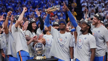 Shai Gilgeous-Alexander, con el MVP de la final del Oeste. Por detrás, sus compañeros de Oklahoma City Thunder.