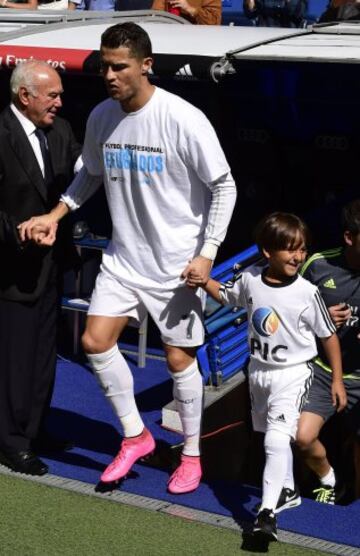 Cristiano Ronaldo salta al campo junto al hijo pequeño del refugiado sirio Osama Abdul Mohsen.