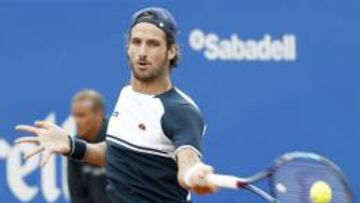 El español Feliciano López devuelve una pelota durante el partido que disputa hoy contra el croata Ivan dodig, en la tercera jornada del Trofeo Conde de Godo.