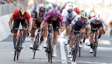 Démare ganando su tercera etapa en este Giro 
