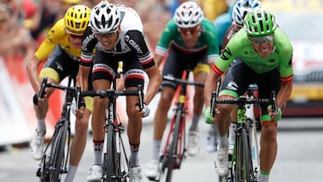 Chris Froome, Warren Barguil y Rigoberto Urán en la meta de Chambery de la novena etapa del Tour de Francia.