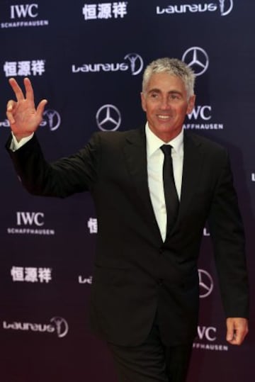 El piloto australiano Michael Doohan, miembro de la Academia Laureus del Deporte, saluda a su llegada a la ceremonia de entrega de los Premios Laureus del Deporte en Shanghái.