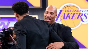 Lonzo Ball celebra con su padre LaVar Ball el haber sido elegido por los Lakers en el draft 2017 de la NBA.