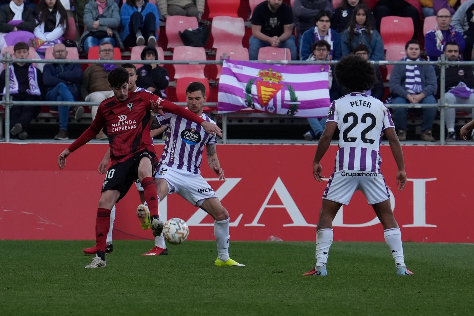 Carlos Fernández anotó el tanto del triunfo del Mirandés ante el Valladolid.