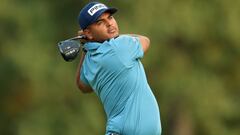 El golfista colombiano Sebastian Mu&ntilde;oz golpea la bola durante la primera jornada del Sanderson Farms Championship en The Country Club of Jackson de Jackson, Mississippi.