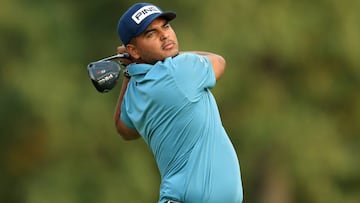 El golfista colombiano Sebastian Muñoz golpea la bola durante la primera jornada del Sanderson Farms Championship en The Country Club of Jackson de Jackson, Mississippi.
