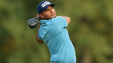 El golfista colombiano Sebastian Mu&ntilde;oz golpea la bola durante la primera jornada del Sanderson Farms Championship en The Country Club of Jackson de Jackson, Mississippi.