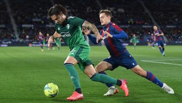 VALENCIA, SPAIN - DECEMBER 05: Juan Cruz of Osasuna battles for possession with Jorge De Frutos of Levante during the La Liga Santander match between Levante UD and CA Osasuna at Ciutat de Valencia Stadium on December 05, 2021 in Valencia, Spain. (Photo b