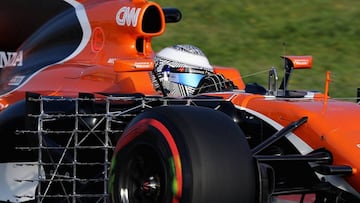 ¿Por qué lleva Alonso un casco de camuflaje en el test?