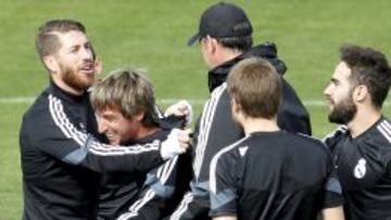 Coentrao, ayer, bromeando con sus compa&ntilde;eros.
 