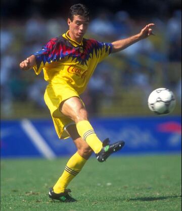 Antes de partir al Vitesse de Holanda, en 1996, Joaquín del Olmo fue separado por Leo Beenhakker del Club América. No volvió a jugar hasta partir al fútbol holandés.