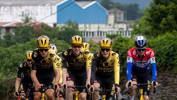 Bilbao (Spain), 29/06/2023.- Danish cyclist Jonas Vingegaard (first row, 2-R) of team Jumbo-Visma and his teammates attend a team training session in Bilbao, Spain, 29 June 2023. The Tour de France 2023 will start in Bilbao on 01 July. (Ciclismo, Francia, España) EFE/EPA/MARTIN DIVISEK