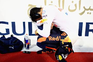 Daniel Ricciardo de Red Bull Racing preparndose para la carrera. 