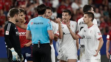 PAMPLONA, 19/08/2023.- Los jugadores del Athletic Club reprochan al árbitro Munuera Montero la expulsión de su compañero Oihan Sancet durante el partido de la segunda jornada de LaLiga que Atlético Osasuna y Athletic de Bilbao disputan este sábado en el estadio de El Sadar, en Pamplona. EFE/Jesús Diges