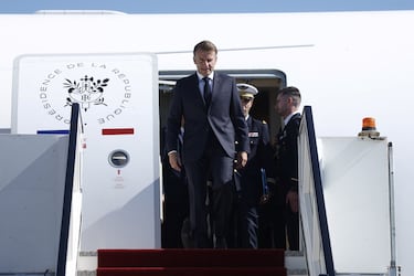 El presidente francés, Emmanuel Macron, llega en avión para asistir a la Cumbre de Paz de Gaza.
