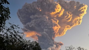 A volcanic eruption in Indonesia has caused travel chaos as alert levels are raised.