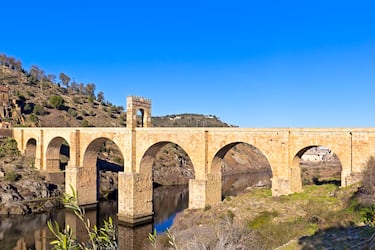 Considerado uno de los puentes romanos más importantes y mejor conservados del mundo. Se encuentra en la localidad de Alcántara, en la provincia de Cáceres, Extremadura, y fue construido sobre el río Tajo. Fue edificado entre los años 104 y 106 d.C. por el arquitecto Cayo Julio Lacer, bajo el mandato del emperador Trajano. Su nombre, "Alcántara", proviene del árabe "al-qantarat", que significa "el puente".