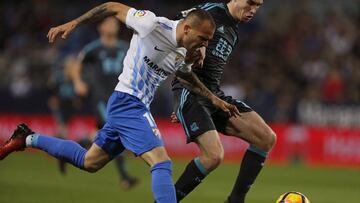 GRA378. MÁLAGA, 16/01/2017.- El delantero del Málaga Sandro Ramírez (i) lucha por el balón ante el delantero de la Real Sociedad Mikel Oyarzabal (d), durante el partido de la decimoctava jornada de la Liga Primera División que se juega esta noche en el estadio de La Rosaleda en Málaga. EFE/Jorge Zapata