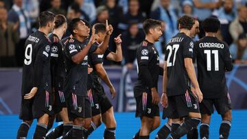 Malmoe (Sweden), 14/09/2021.- Juventus' Alex Sandro (3-L) celebrates scoring the opening goal during the UEFA Champions League group H soccer match between Malmo FF and Juventus FC at Malmoe New Stadium in Malmoe, Sweden, 14 September 2021. (Liga de