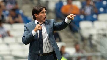 Bruno Marioni dirigiendo en el estadio de Pachuca.