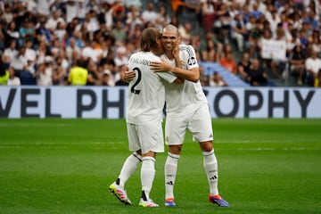 Pepe y michel Salgado durante el partido benfico de leyendas XII Corazn Classic Match Real Madrid-Borussia Dortmund.